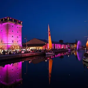 https://hotel-donatella-pinarella.emilia-romagnahotels.net
